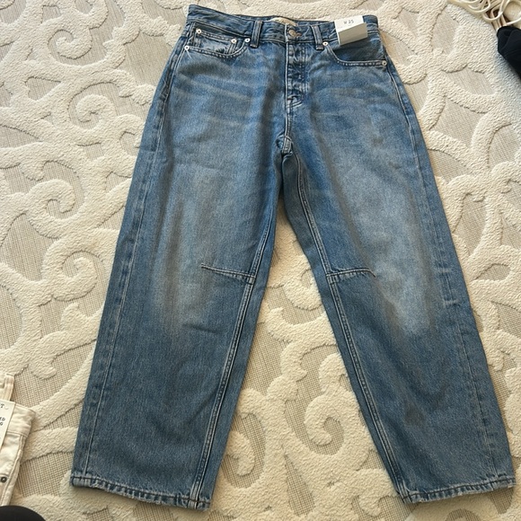 Madewell The Curvy Darted Barrel-Leg Jean in Dobbins Wash - Picture 7 of 10